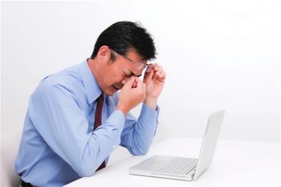 常常对着电脑或者在室内开空调易造成眼睛干涩,需要注意用眼卫生,多